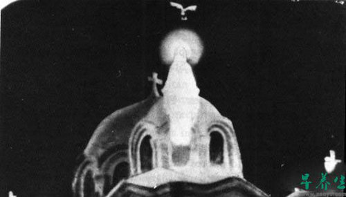 13. 这是史上最有名神迹显灵照片之一,据说从1968年开始每两年就会发生一次这种现象。第一位目击者是穆斯林的公车修理员,教堂顶部的圣母玛莉亚还一度被认为是准备跳楼的女子,但经过警方调查后发现当时并没有任何人站在屋顶上,后来在同一星期又发生好几次一样的事情。