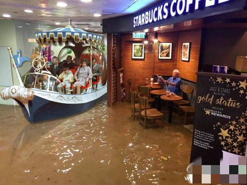 台风袭击香港 老伯水中淡定看报走红网络