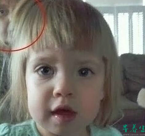 23. 美国一女子在拍摄家庭照片后意外在照片中发现已去世的曾祖母的身影。摄影专家证实照片未经过处理,也无法解释照片上出现的神秘影像。