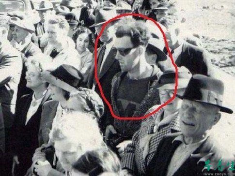 1. 这张照片拍摄于1941年南叉桥重新开通时,猛一看还以为只是一张复古照,但仔细看就能看出被圈起来的男子打扮完全不符合当时时代, 有人因此将这张照片当成时光旅行的证据。