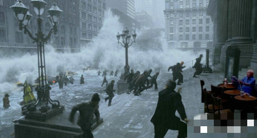 台风袭击香港 老伯水中淡定看报走红网络