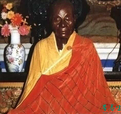 22. 唐朝的慧能大师,是我国历史上出现的第一尊肉身菩萨(肉身不坏之得道高僧),至今已历1000多年,目前仍供奉于广东韶关的南华寺。--- 菩提本无树 明镜亦非台 本来无一物 何处惹尘埃。