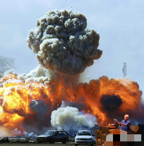 台风袭击香港 老伯水中淡定看报走红网络