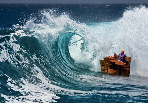 台风袭击香港 老伯水中淡定看报走红网络