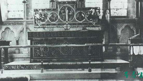 10. 大多数的灵异照片跟重复曝光或其他摄影手法有关,但是这张在北约克郡教堂内部拍下的照片显现出的影像似乎不能用常理解释,照片中能清楚看到一个穿着修道士服的人,曾有众多专家研究过这张灵异照片却都找不到合理的说词,也因此这张照片成为史上最知名的灵异照片之一。