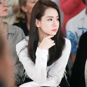 【什么情况?手机被没收 杨幂提前祝戚薇生. 来