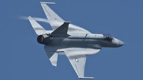 中巴枭龙特技飞行