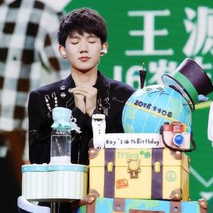 【首席迷妹!王源16岁生日 甜馨唱歌送祝福. 来
