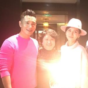 【Baby挺孕肚为黄晓明庆生 与公婆幸福合影. 来