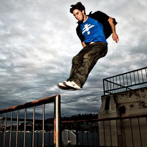 【外国人少系列:跑酷爬高楼什么都敢玩】看. 来