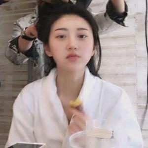 【景甜洗完澡穿浴袍直播 手提衣领防走光】. 来