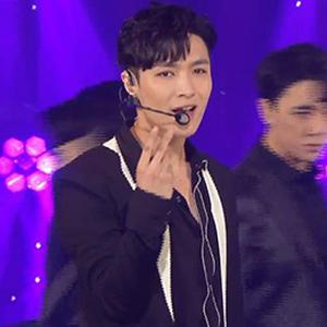 【张艺兴新曲登韩国SBS初舞台 台风超霸气!. 