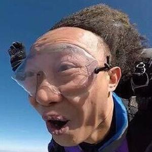 陈奕迅高空跳伞 逆天发际线实力抢镜