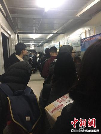 双11后,北京大学某快递点排长队取件。