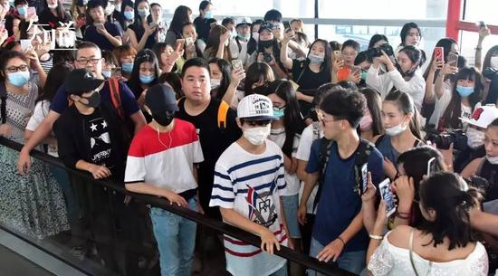 2016年7月7日,TFBOYS现身机场,被粉丝围堵寸步难行。(视觉中国/图)