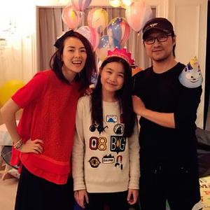 【汪峰章子怡为小苹果庆生 一家四口切蛋糕. 来