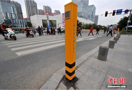 行人闯红灯语音提示桩现身福州街头