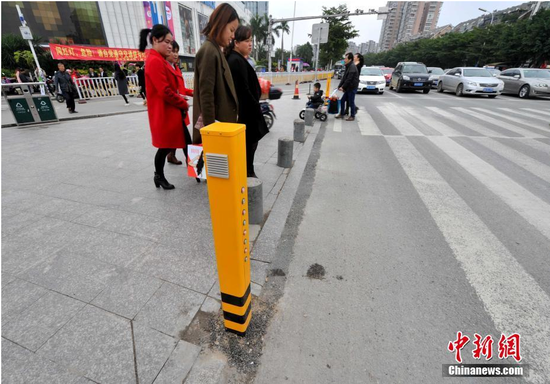 行人闯红灯语音提示桩现身福州街头