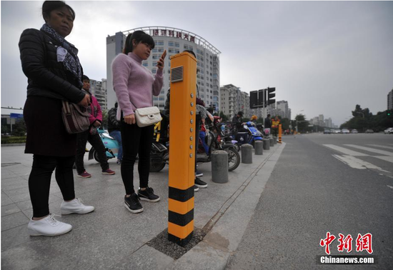 行人闯红灯语音提示桩现身福州街头