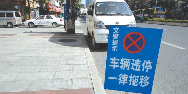 昆明女子违停,反“曝光”交警