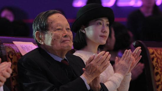 杨振宁为年度科技人物开奖 妻子翁帆陪同