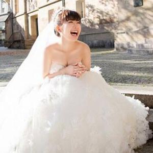 【福原爱公布婚纱照幸福满满 抹胸婚纱身材. 来