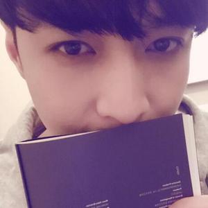 【张艺兴首张个人专辑破纪录 晒自拍照嘟嘴. 来