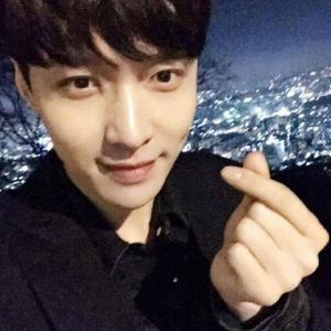 【正能量满满 张艺兴捐赠救护车派往贫困县. 来