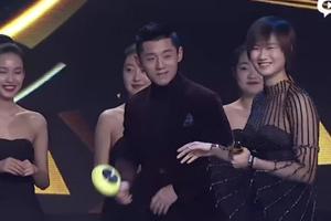 【厉害了!马龙用信用卡对战张继科双节棍 . 来