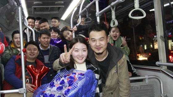 坐公交搭讪美女成功求婚