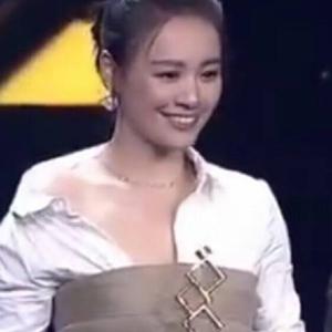 【周冬雨马思纯重现表情包 凝视 与 微笑 】. 来