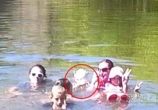 2014年在澳洲昆士兰,一名叫Kim Davison的女人与朋友及三个小孩在Lockeyer河戏水。合影后发现他们身后竟多了一个“人”,他们坚称当时并没有其它人!后来在调查一番后才发现原来在100年前,有一位13岁的小女孩在那个拍照点溺毙了。