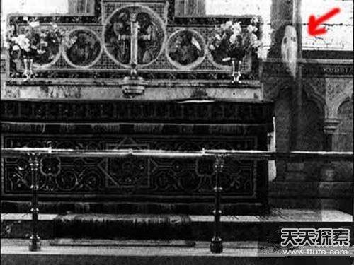 这张照片拍摄於1954年的夏天,在英国。在这张照片里,一个带着鬼面具的僧侣的影子清楚入镜。