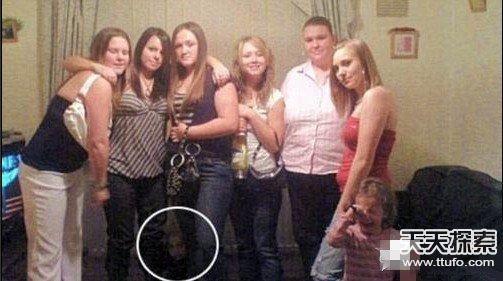 女生合影中,在大腿之中出现了神秘的小孩面孔