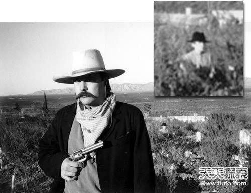 1996年,热爱西部片的美国人Clanton,在某个墓园里拍下了这张西部牛仔装的照片