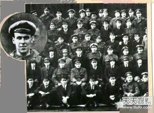 英国皇家空军中队的照片,照片是很快意识到,这不是一个普通的图片中的球队。
他的队友身后,是一个死者弗雷迪杰克逊。杰克逊是英国皇家空军机械师,在一次空气螺旋桨飞机事故中丧生。在一些照片中其他人证实,它实际上杰克逊的脸在画面的背景。