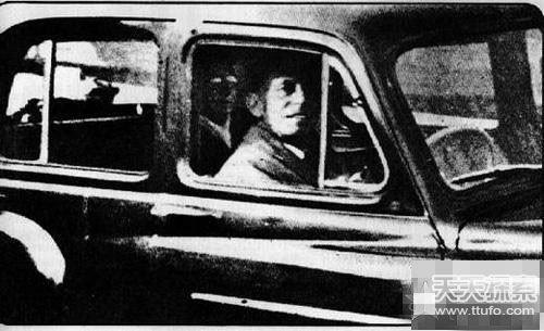 1959年,一位名叫Mabel Chinnery的女性,拍下了在扫完母亲的墓後,正坐在车上等待自己的丈夫的照片。照片里,她却在後座看到他母亲的脸