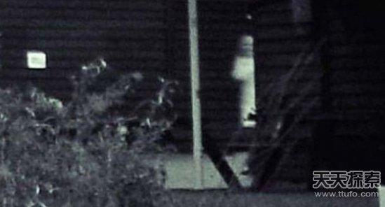 摄影师Neil Sandbach在英国一个农场拍到一张貌似一个小男生在背景的照片。农场的人都说他们已经看过这个小男生很多次了。在照片里,很清楚能看见小男生在偷看。不过,没有人知道这小男生的故事和身份。