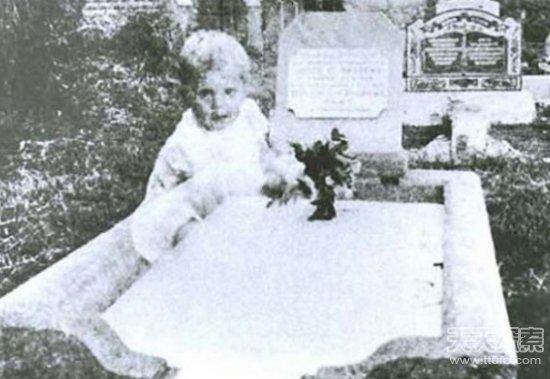 1940年左右,有一名叫Mary Andrews的女人拍了一张17岁已故女儿坟墓的照片,却出现了一个透明的小女孩的影子。她说当时拍的时候,附近都没有小孩,后来才发现原来附近的两个坟墓都属于小女孩的。