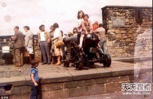 一张鬼怪照片拍摄的是年前一座城堡,照片中呈现出一个透明的无头灵魂,他穿着陆军衣服,站在两个在火炮旁玩耍儿童的前面。