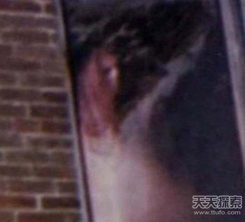 在印第安纳,一名名叫Guy Winters的人跟朋友一起到O’Hare住宅探灵,因为一直传出有怪异的事件发生。Winter之后拍到多张在楼上的窗户有可怕的身影,粉红色的骷颅头脸的物体。他宣称当时在窗户并没有看到任何东西。