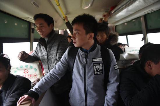 在从镇子回村里的公交车上,石欣望着车窗外出了神。