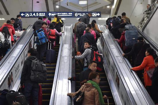 跟随着广州火车站的人潮进站,上电梯时,石欣回头看了看这里。