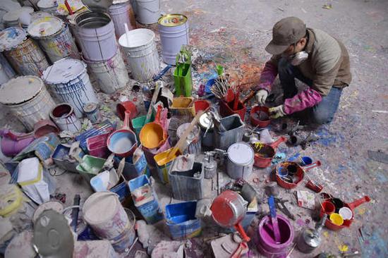 石欣每天的工作都要和油漆打交道,即使带了口罩,还是能闻到非常刺鼻的气味。