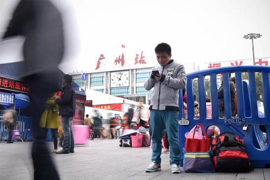 1月18日回家这天,石欣提前4个多小时就到了广州火车站等候。