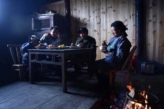 一家人围坐一起吃团圆饭,石欣终于吃到了他想念了很久的腊肉。