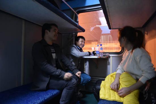 在回家的火车上,石欣遇到了两位同在广州打工的花垣县老乡,三个人用家乡话聊得很开心。