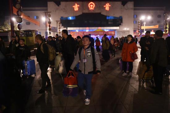 1月19日凌晨,火车到达湖南吉首,石欣提着行李走出吉首火车站。