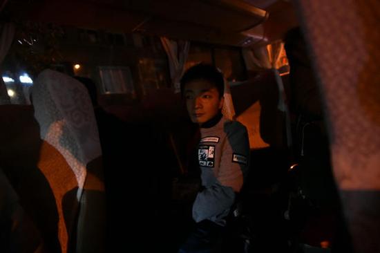 石欣在从湖南吉首回麻栗场镇的大巴上。