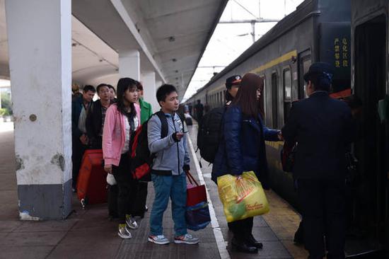 月台上,石欣即将踏上回家的列车。